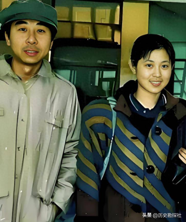 1988年，29岁的倪萍和冯巩的合影，那时倪萍还未出名，长得很漂亮