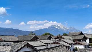 白沙古镇在下 学会如何“闲着” 一杯咖啡敬雪山