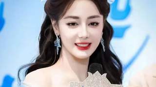迪丽热巴深V开到腰了狂捂胸口！网友：为美为性感真难堪