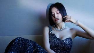 46岁秦岚晒出盛夏最新美照，演绎成熟御姐风韵，不被定义的美