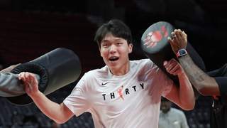 不容易！杨瀚森准两双硬扛压力 末节连中三分险造逆转