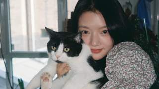 任敏穿碎花短款露腰上衣 灵动鲜活可爱少女感十足