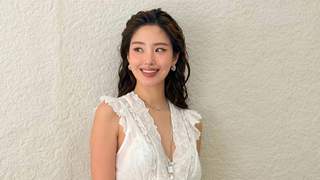杨采钰穿白色蕾丝上衣配碎花裙 清新慵懒尽显温柔质感