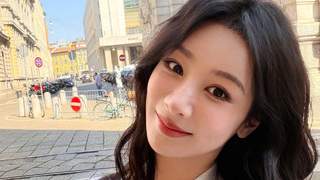 杨紫晒米兰街头自拍照 化身雀斑少女活泼又可爱