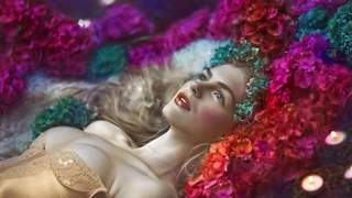 她按下的不是快门，是毒药！英国女摄拍出“人间幻境”，每张都像吸了罂粟，放大后细思极恐……