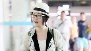杨钰莹机场街拍：印花开衫配短裤，外长里短穿出减龄时髦感