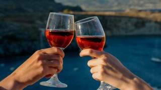 从葡萄园到酒杯：为何葡萄酒的香气远比鲜葡萄复杂？
