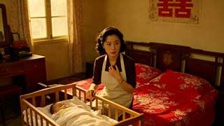 75年新郎迎娶带2岁男娃的寡妇，新婚夜女方喂完孩子开口说见笑了