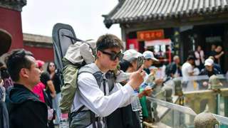 泰山陪爬山服务标高价 公主抱登顶引边界争议