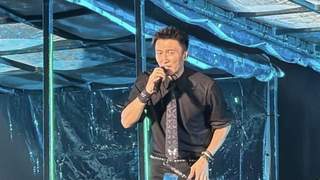 谢霆锋青岛演唱会如期举行 黑衣登台戴父赠墨镜 粉丝自发取消应援