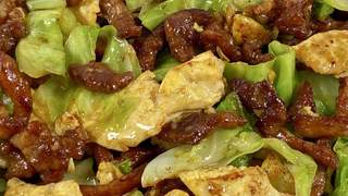 包菜炒肉丝加蛋增鲜 家常小炒成忙碌日子慰藉