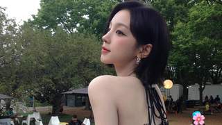 宋雨琦户外晒随拍 黑色蕾丝挂脖吊带造型热辣吸睛