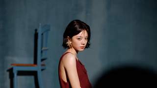 赵今麦曝光新时尚写真 短发配浅黄无袖针织造型清爽又带酷感
