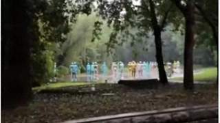 上海一景区矗立48个人形玻璃雕像，游客称有点吓人，景区回应