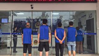 四川警方突袭一牛肉制假窝点，现场多人正徒手在猪肉上抹牛油、牛血冒充牛肉，涉案超百万元