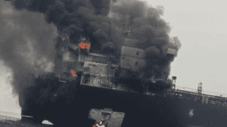 伊朗称两艘油轮试图穿越霍尔木兹海峡时爆炸 画面公布