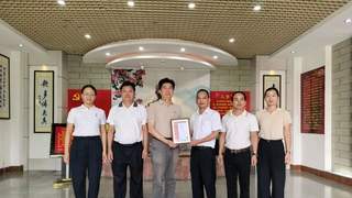 方寸藏匠心微雕寄初心非遗微雕作品七律李坚真捐赠丰顺坚真纪念馆
