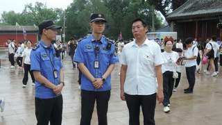 北京海淀暑期严查颐和园周边 扫码辨导游证揪黑导游