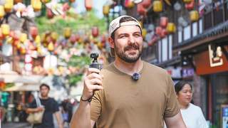 多地出入境游热度回升 外国游客畅游中国各景区