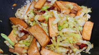 包菜炒香干怎么做好吃？大火快炒满屋飘香 开胃下饭家常菜
