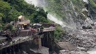 云南香格里拉虎跳峡附近山体落石引关注 景区称落石区域属无人区运营正常
