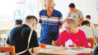 通海图书馆学员参与古籍修复课程 以轻稳手艺呵护百年书叶