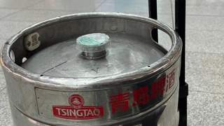 青岛车站现铁桶扎啤返乡潮 成今夏最火伴手礼