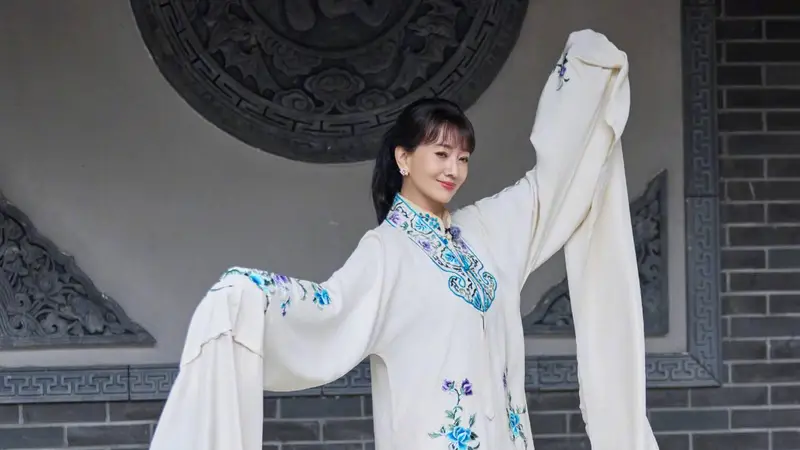 72岁赵雅芝体验戏曲状态佳 广袖翩跹自带古韵