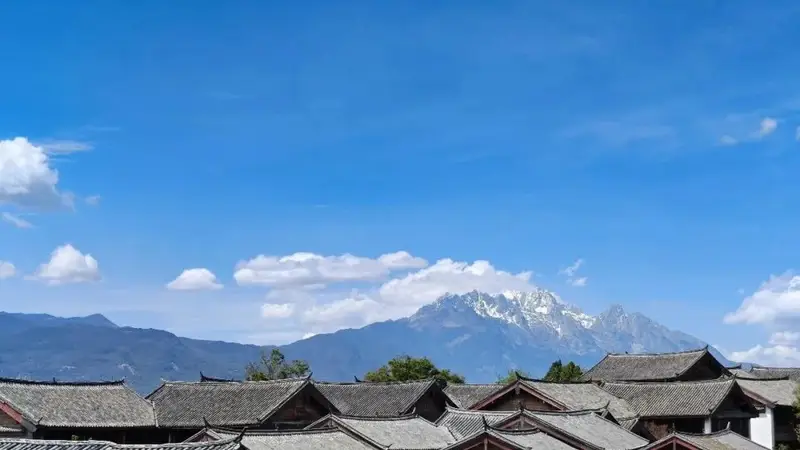 白沙古镇在下 学会如何“闲着” 一杯咖啡敬雪山