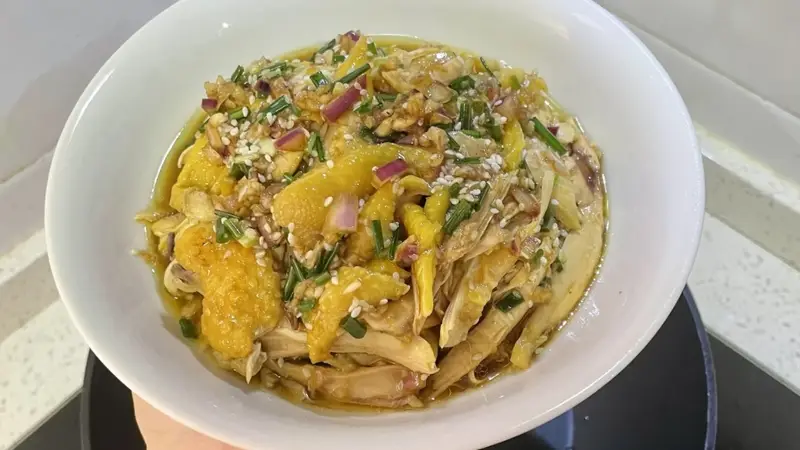 葱香入骨,手撕生香。一盘葱油手撕鸡的家常温柔