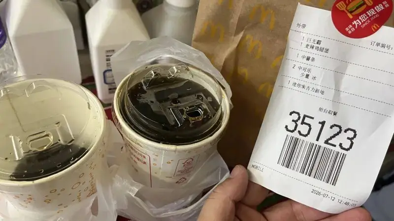 麦当劳员工被指朝顾客可乐吐口水,郑州警方与市监局已立案调查