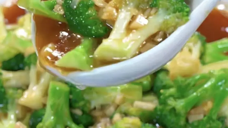 蒜蓉西兰花脆嫩入味 火候调味精准拿捏成家常下饭菜