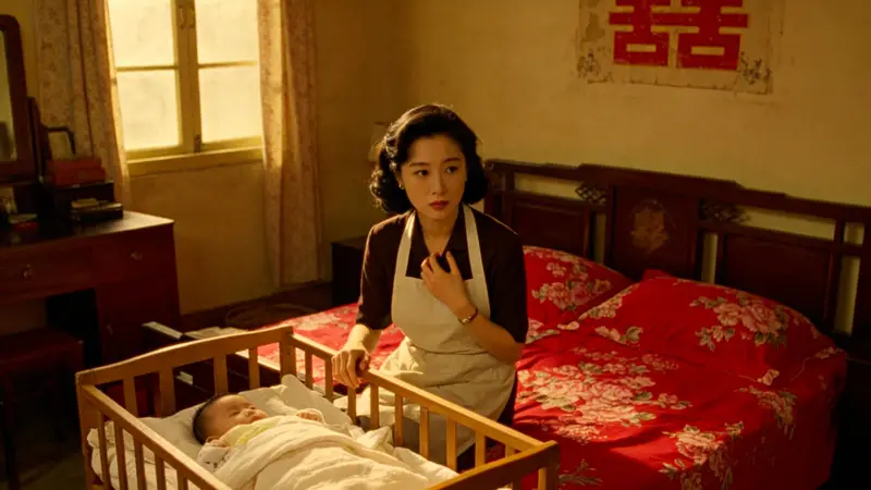 75年新郎迎娶带2岁男娃的寡妇,新婚夜女方喂完孩子开口说见笑了