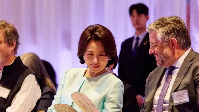 韩第一夫人金惠景现身洛杉矶韩纸时装秀 浅蓝低领裙获关注
