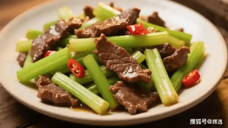 河南特色胡芹炒牛肉 炒前要记这几步才够脆嫩