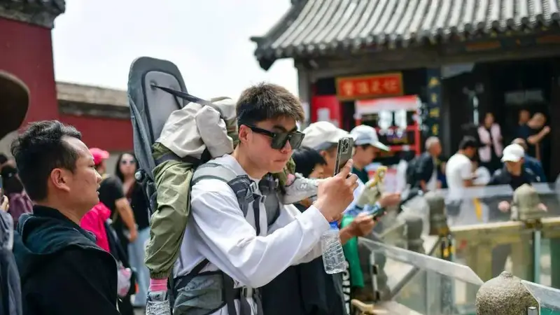 泰山陪爬山服务标高价 公主抱登顶引边界争议