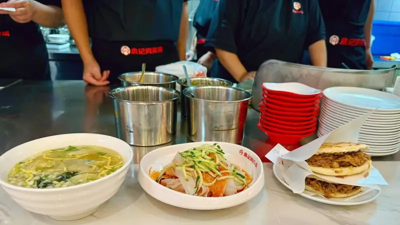 西安肉夹馍早餐怎么搭?是配凉皮热汤还是单吃?