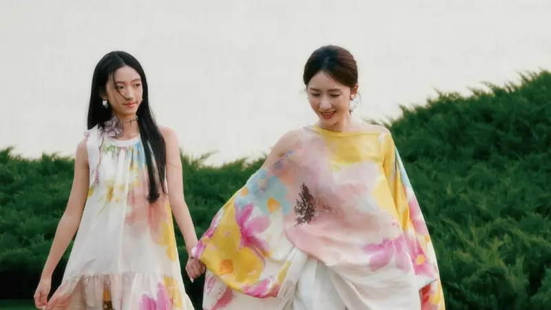 李念携14岁爱女卡卡登写真大片 清丽酷飒模样尽显超模风范