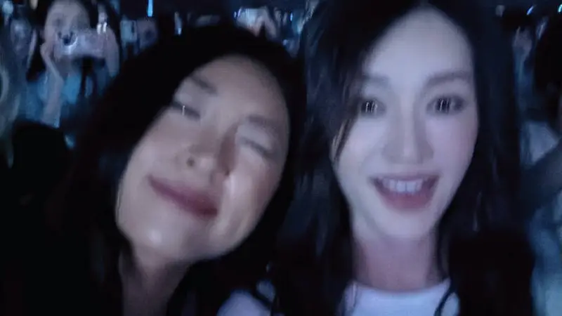 李小冉现身刘雨昕深圳演唱会 台下暗角肌肤白得发亮