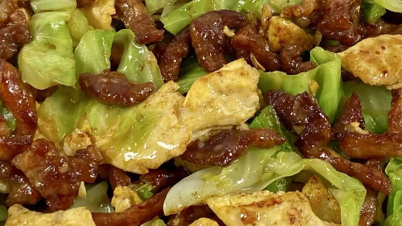 包菜炒肉丝加蛋增鲜 家常小炒成忙碌日子慰藉