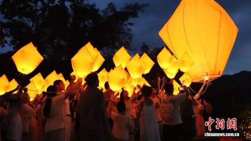 江西篁岭非遗夜活动启幕 传统灯彩点亮古村夏夜