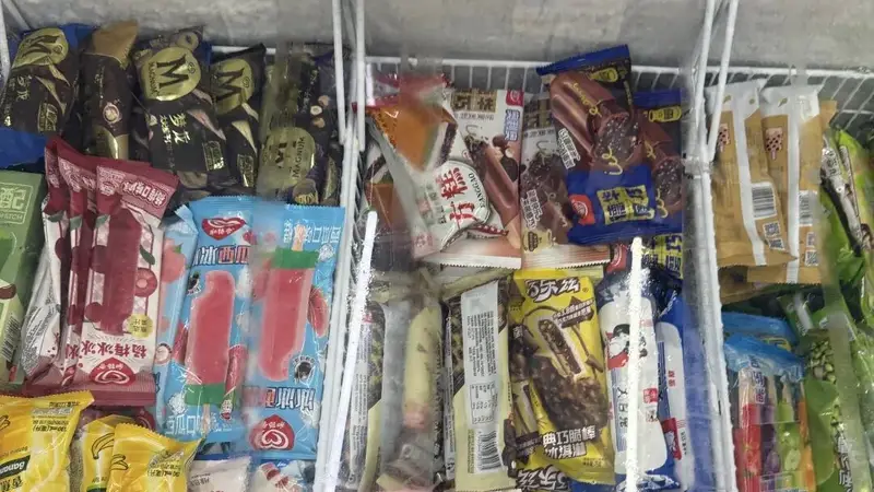 小店老板守着冰柜叹气：今年雪糕棒冰怎么没人吃了？