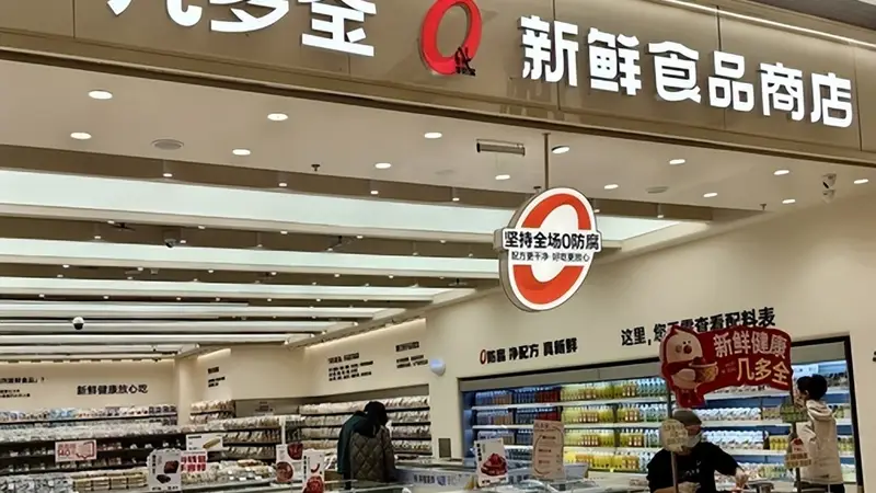零食不打折反涨价，排队从商场堵200米，凭啥能火起来？