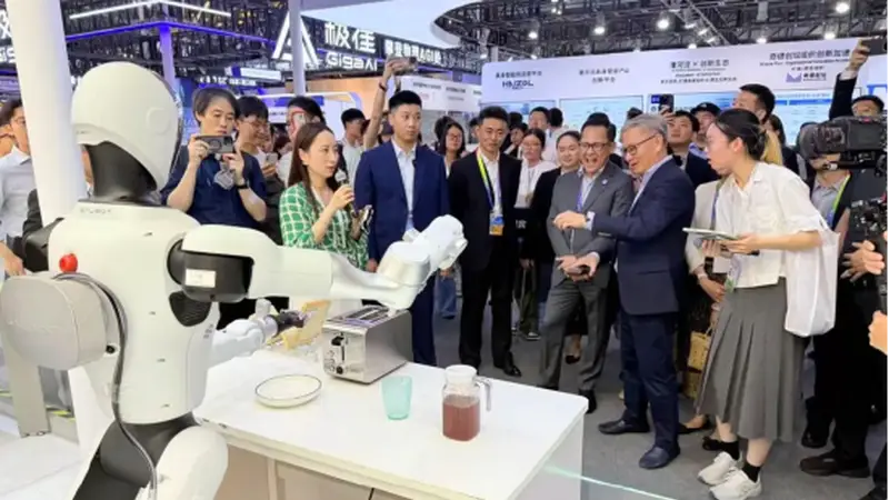 WAIC现场直击:银河通用Galbot G1真机无预设上岗,现场演示早餐制作
