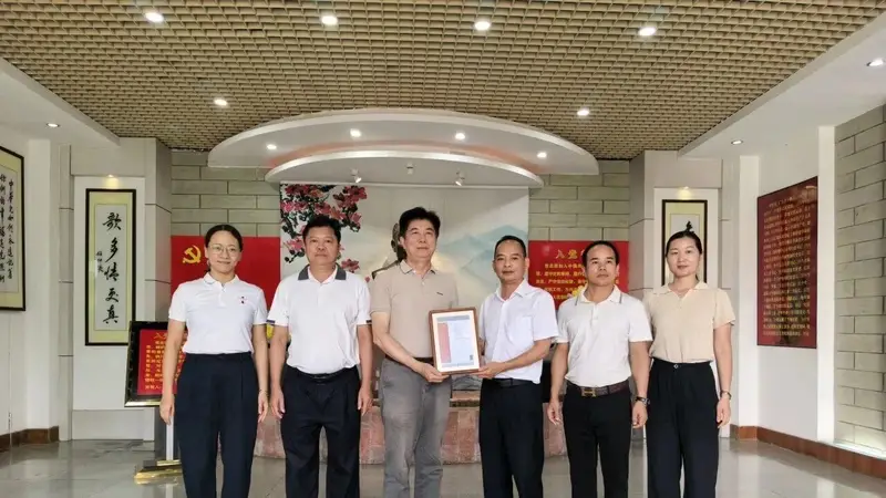 方寸藏匠心微雕寄初心非遗微雕作品七律李坚真捐赠丰顺坚真纪念馆
