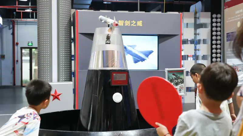 二孩暑假“时空折叠术”:大宝专心学习二宝玩耍两不误