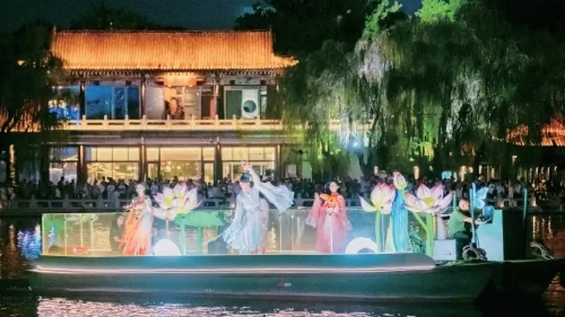画舫演艺重现光彩 沿护城河献演泉城夜色