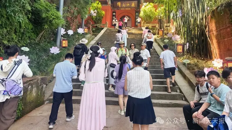 乐山景区日投近5000斤冰块 多举措为游客打造清凉游览环境
