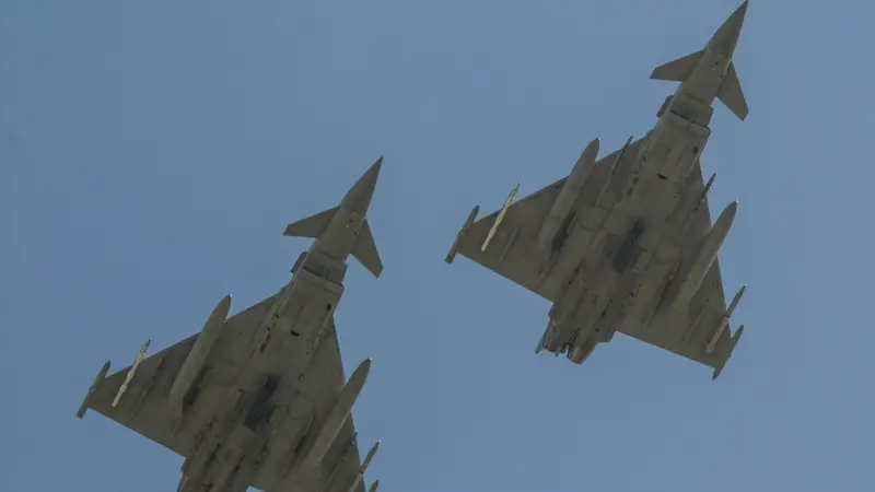 英媒曝英国防部确认 24日皇家空军台风战机紧急升空拦截卡塔尔航空客机