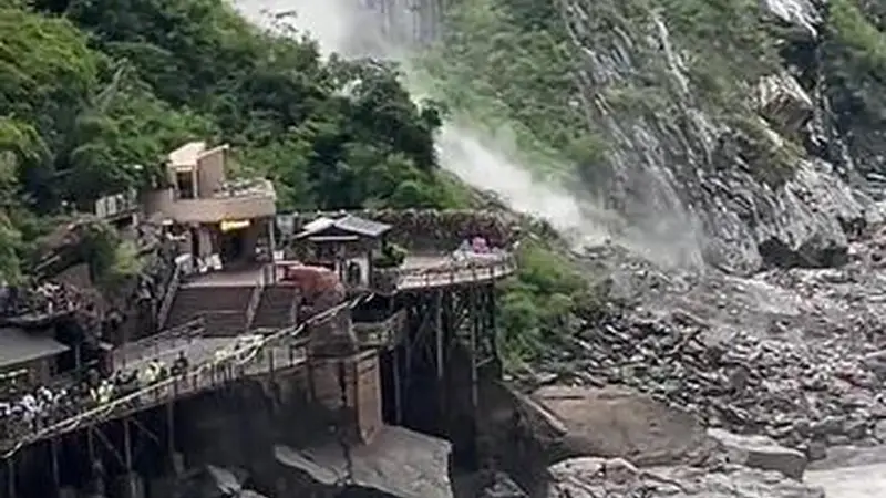 云南香格里拉虎跳峡附近山体落石引关注 景区称落石区域属无人区运营正常